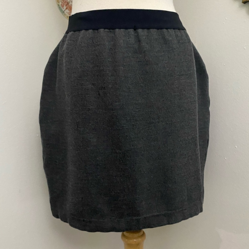 Offer  Tahari business casual work home grey stretch thick skirt new design L